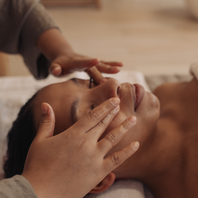 Rentrée : Massage Oriental du visage et réflexologie faciale, aux huiles 100% naturelles • Feel In