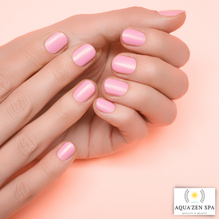 Des ongles magnifiquement élégants avec la pose d'ongles en gel X court et vernis semi-permanent...